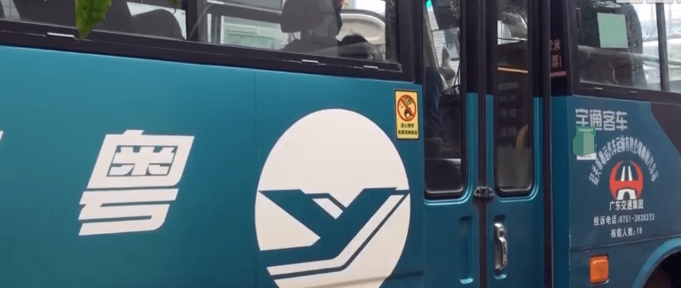 廣東:韶關(guān)這地的農(nóng)村校車核載19人,實(shí)載39名學(xué)生,家長(zhǎng)擔(dān)心安全問題 廣東:韶關(guān)這地的農(nóng)村校車核載19人,實(shí)載39名學(xué)生,家長(zhǎng)擔(dān)心安全問題