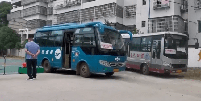 廣東:韶關(guān)這地的農(nóng)村校車核載19人,實(shí)載39名學(xué)生,家長(zhǎng)擔(dān)心安全問題 廣東:韶關(guān)這地的農(nóng)村校車核載19人,實(shí)載39名學(xué)生,家長(zhǎng)擔(dān)心安全問題