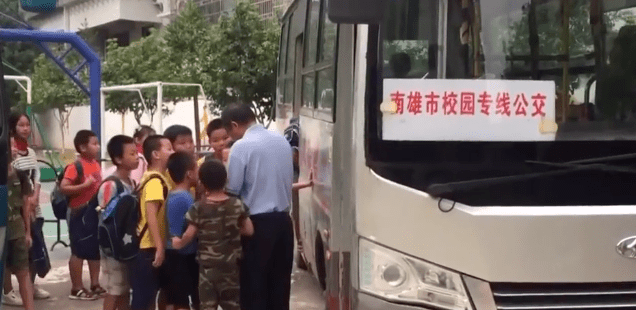 廣東:韶關(guān)這地的農(nóng)村校車核載19人,實(shí)載39名學(xué)生,家長(zhǎng)擔(dān)心安全問題 廣東:韶關(guān)這地的農(nóng)村校車核載19人,實(shí)載39名學(xué)生,家長(zhǎng)擔(dān)心安全問題