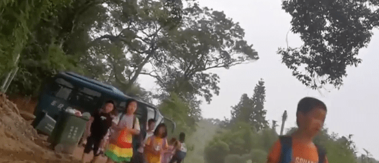 廣東:韶關(guān)這地的農(nóng)村校車核載19人,實(shí)載39名學(xué)生,家長(zhǎng)擔(dān)心安全問題 廣東:韶關(guān)這地的農(nóng)村校車核載19人,實(shí)載39名學(xué)生,家長(zhǎng)擔(dān)心安全問題