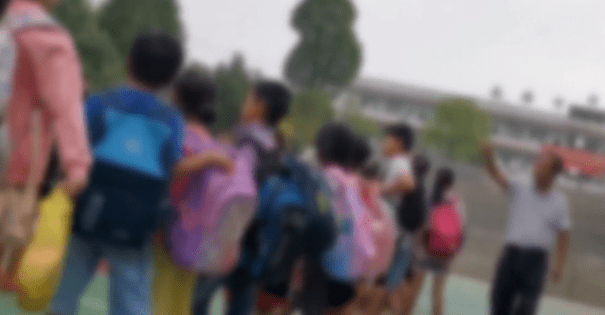 廣東:韶關(guān)這地的農(nóng)村校車核載19人,實(shí)載39名學(xué)生,家長(zhǎng)擔(dān)心安全問題 廣東:韶關(guān)這地的農(nóng)村校車核載19人,實(shí)載39名學(xué)生,家長(zhǎng)擔(dān)心安全問題