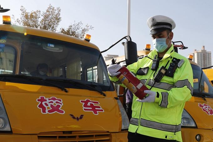 烏魯木齊開展冬季校車安全大檢查