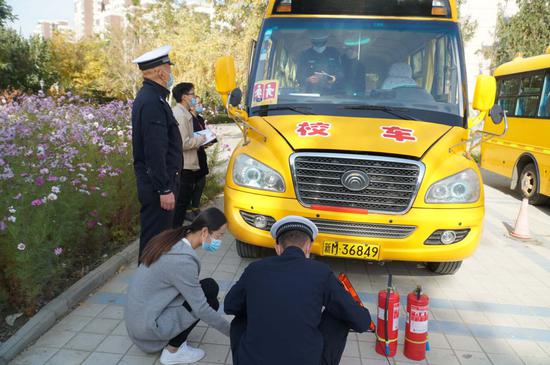 10月24日，庫爾勒市教育局聯(lián)合庫爾勒市公安局交警大隊對全市各學(xué)校、幼兒園的校車首次集中安檢，逐車開展安全隱患大排查，嚴把校車“體檢關(guān)”，為廣大中小學(xué)生和幼兒園孩子出行安全上把“安全鎖”。