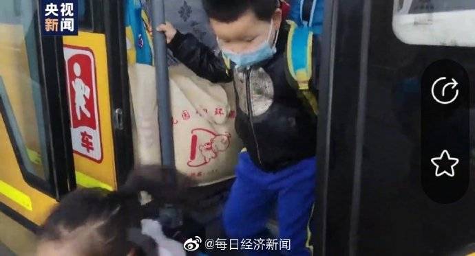 嚴(yán)重超載！新疆：幼兒園校車(chē)核載19人實(shí)載31人