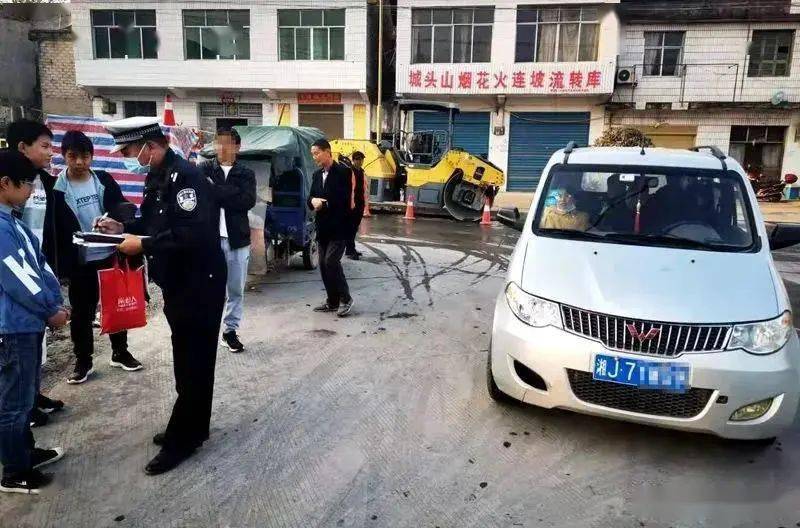 澧縣：“黑校車”超員被重罰