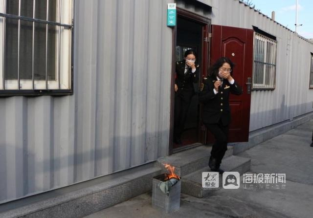 溫馨校車(chē)開(kāi)展辦公區(qū)域及停車(chē)場(chǎng)突發(fā)火災(zāi)消防逃生應(yīng)急演練/ 溫馨校車(chē)開(kāi)展辦公區(qū)域及停車(chē)場(chǎng)突發(fā)火災(zāi)消防逃生應(yīng)急演練