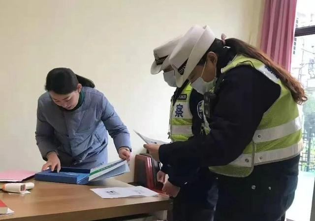 知危險(xiǎn) 會(huì)避險(xiǎn)｜交警走進(jìn)幼兒園開展校車安全大檢查 筑牢安全防線