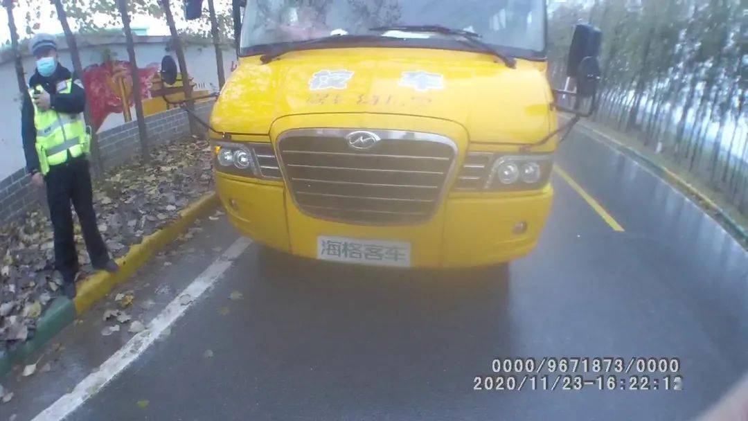 焦作武陟：這輛“黑校車”問題多，無牌，超員