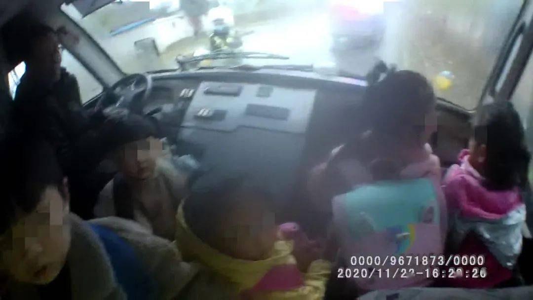 焦作武陟：這輛“黑校車”問題多，無牌，超員