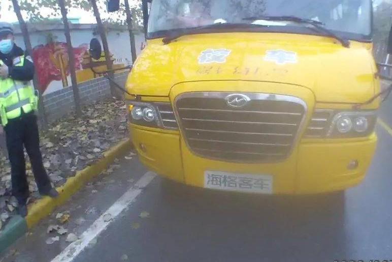 焦作武陟：這輛“黑校車”問題多，無牌，超員