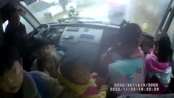 【學校抱有僥幸心理】武陟“黑校車”超員60%，駕駛員、校長被雙雙追刑責！