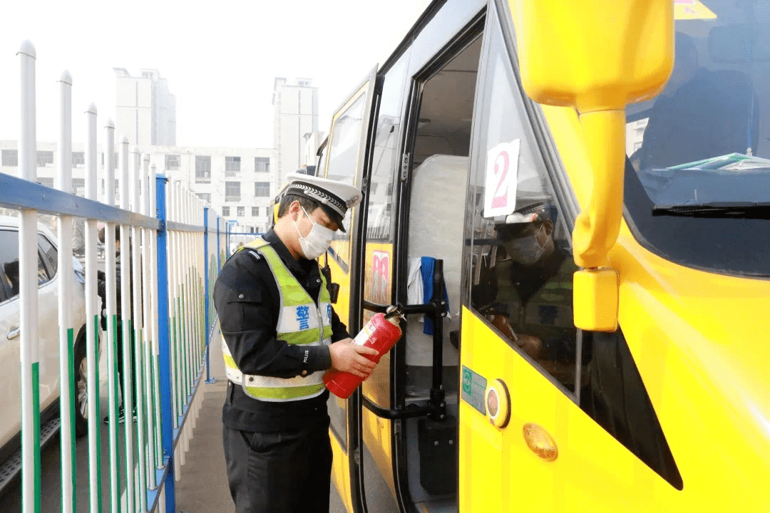 山東威海：暖心！校車體檢為學(xué)生撐起“保護(hù)傘”