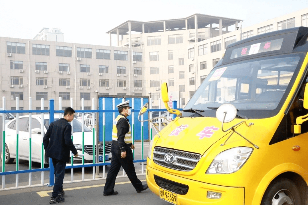 山東威海：暖心！校車體檢為學(xué)生撐起“保護(hù)傘”