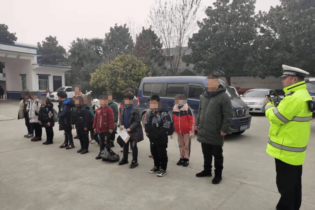 南陽一黑校車核載7人實載16人 被交警拿下！