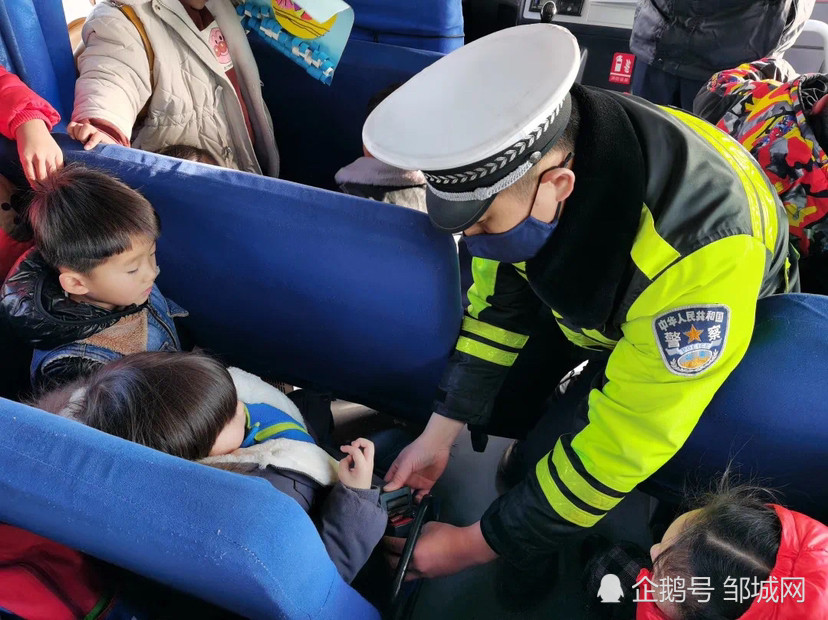 山東鄒城:交警冬季緊抓校車安全 山東鄒城:交警冬季緊抓校車安全