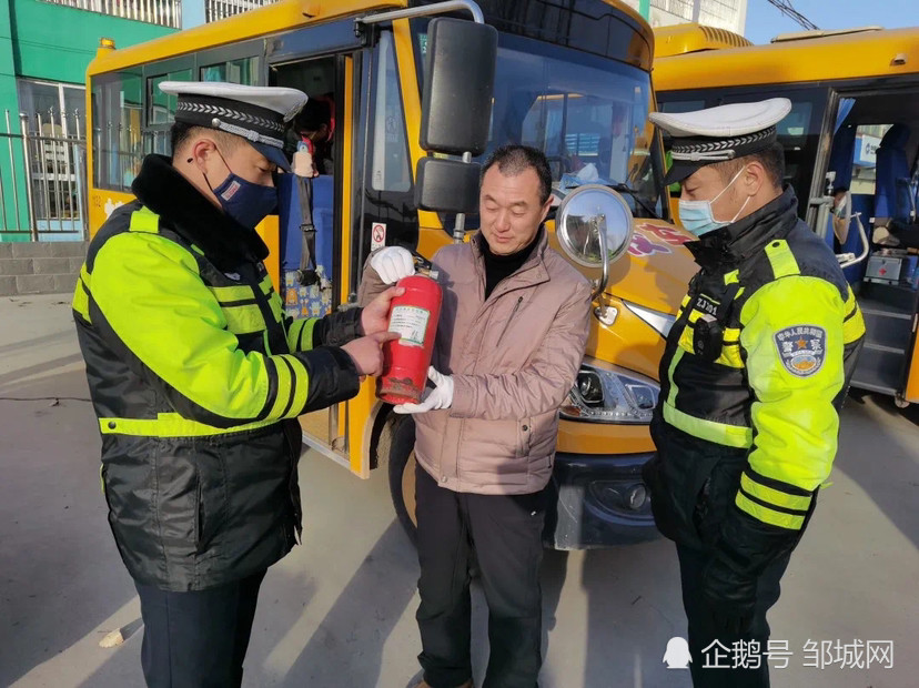 山東鄒城:交警冬季緊抓校車安全 山東鄒城:交警冬季緊抓校車安全