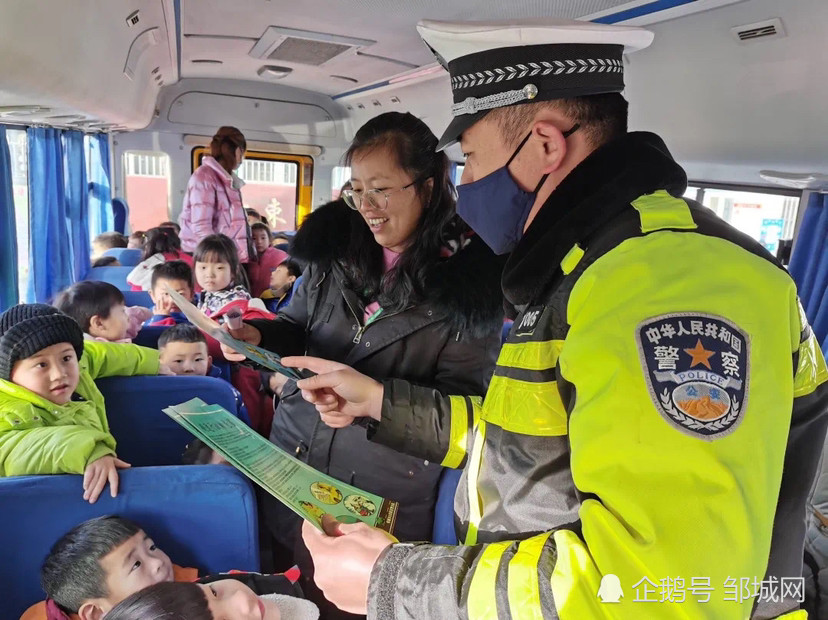 山東鄒城:交警冬季緊抓校車安全 山東鄒城:交警冬季緊抓校車安全