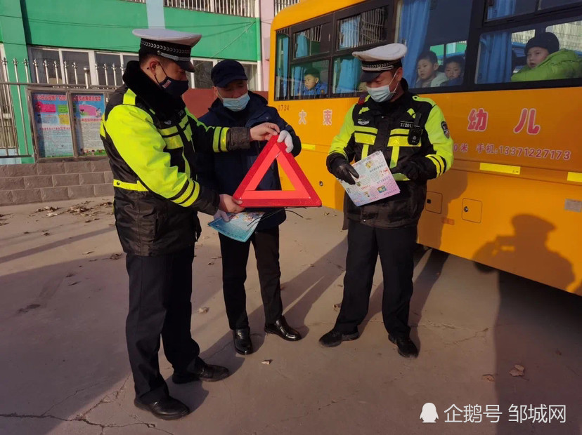 山東鄒城:交警冬季緊抓校車安全 山東鄒城:交警冬季緊抓校車安全