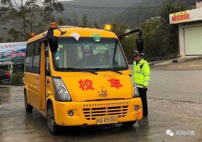 賓陽一校車違法超員，司機被罰2000元