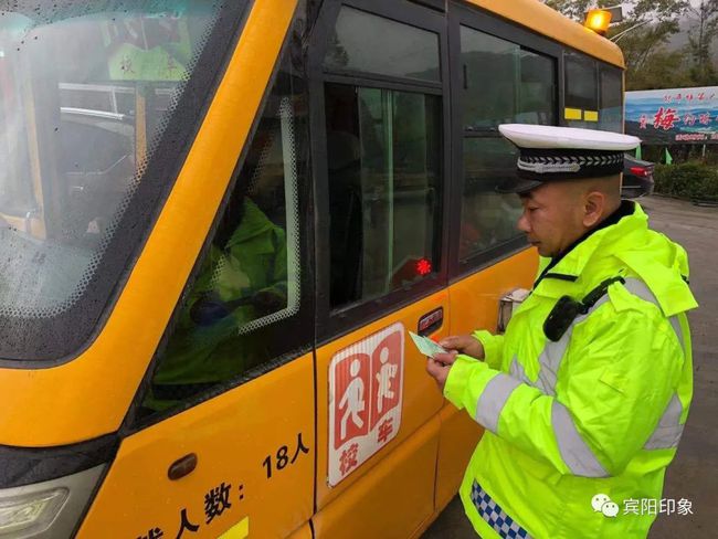 賓陽一校車違法超員，司機被罰2000元