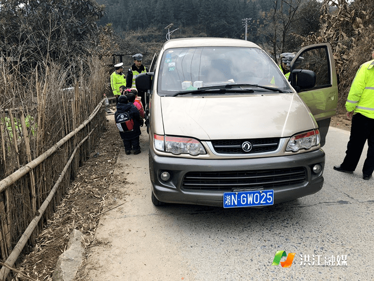湖南洪江“黑校車”偷偷運載學生，被逮正著
