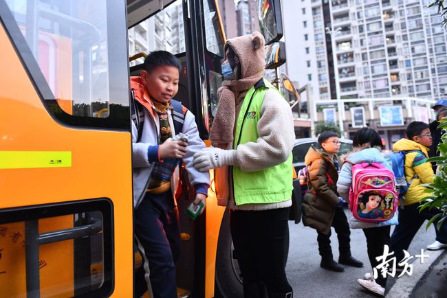 廣東佛山：共享校車、無(wú)紙化報(bào)名……禪城這樣為教育服務(wù)賦能升級(jí)