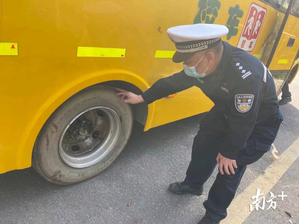 坪山交警大隊為校車交通安全護航大檢查