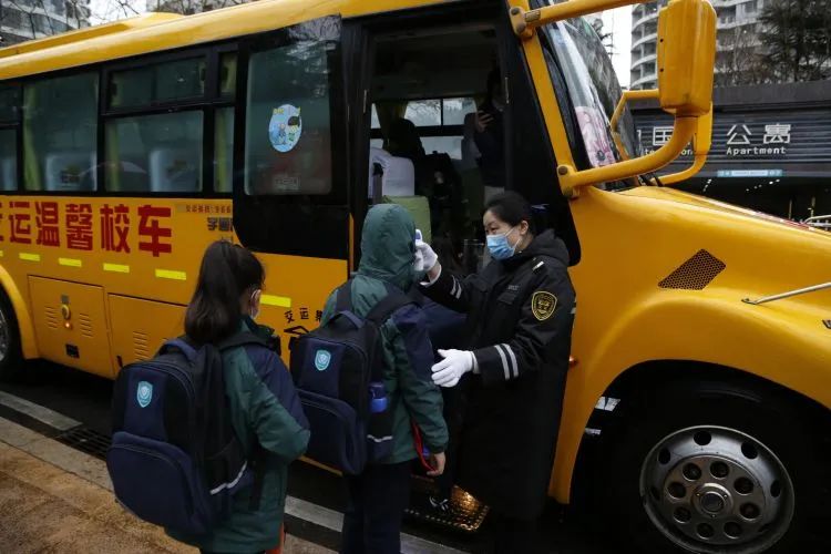 新學(xué)期剛開始，青島市區(qū)不少大鼻子校車咋停了？教育局最新回應(yīng)！