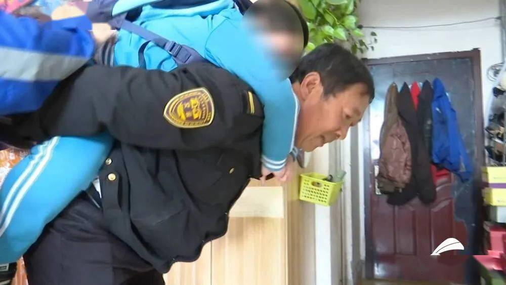 我是你的雙腿！山東56歲“校車爸爸”背起“漸凍”男孩上學