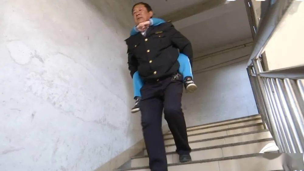 我是你的雙腿！山東56歲“校車爸爸”背起“漸凍”男孩上學