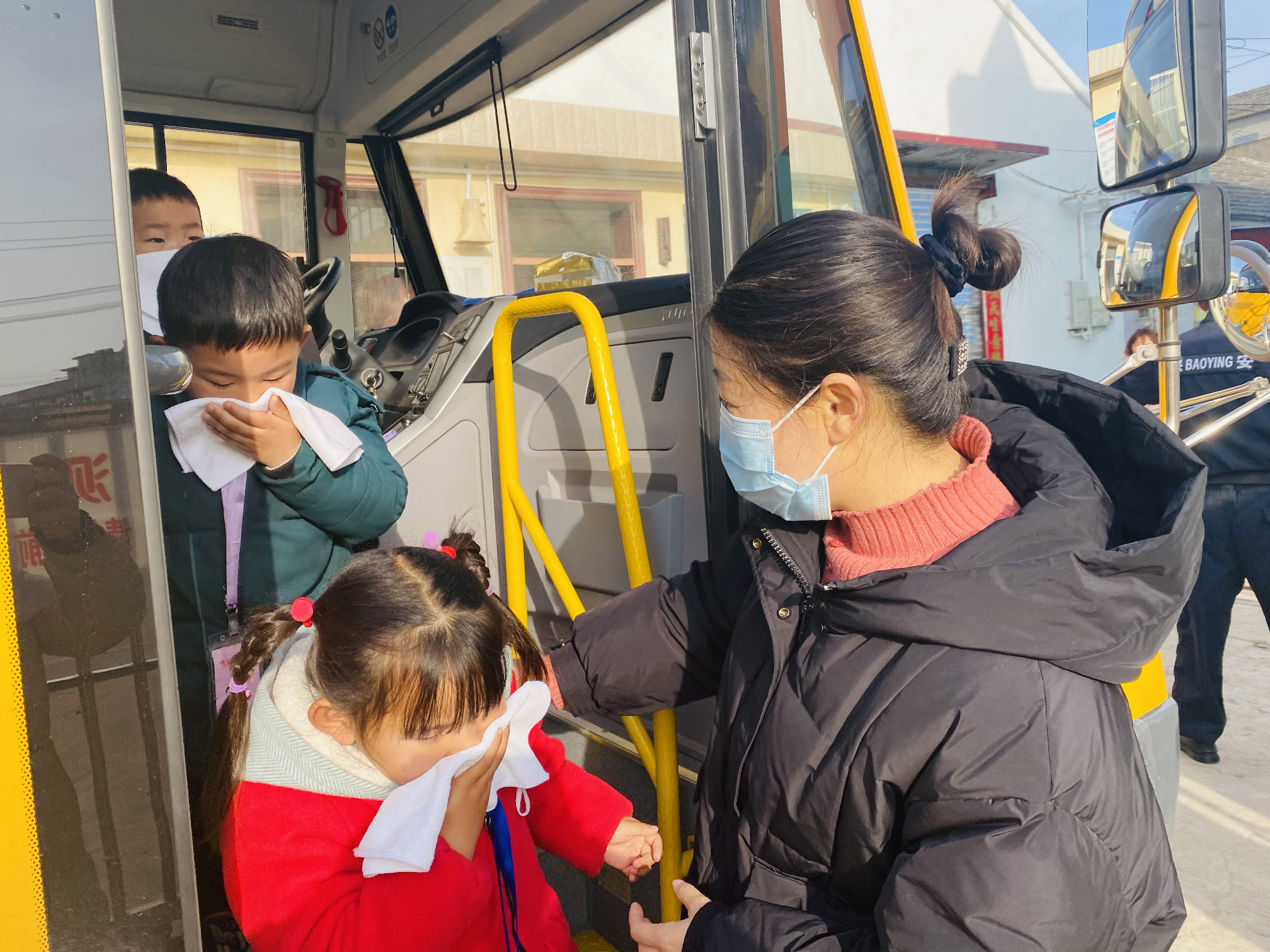 寶應(yīng)縣:校車安全應(yīng)急演練活動(dòng)開展 寶應(yīng)縣:校車安全應(yīng)急演練活動(dòng)開展