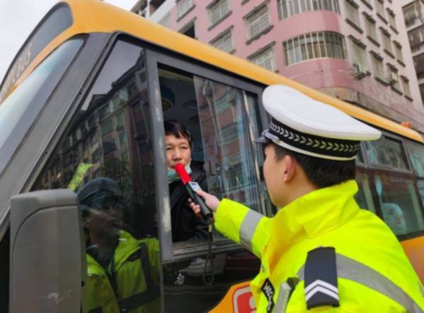 永州冷水灘:校車執(zhí)法新舉措 嚴(yán)查校車駕駛員酒駕行為 永州冷水灘:校車執(zhí)法新舉措 嚴(yán)查校車駕駛員酒駕行為