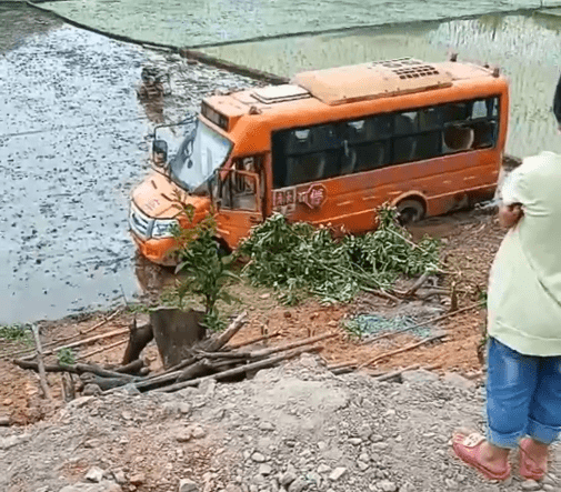 廣西這地一輛校車翻落水田，車上有4名學生