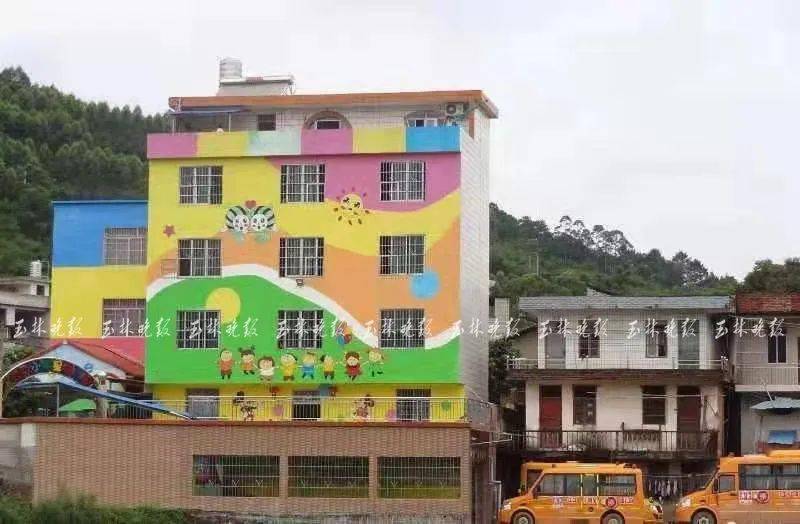 廣西這地一輛校車翻落水田，車上有4名學生