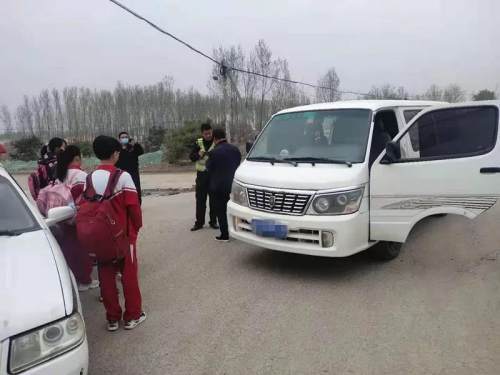 河北:三河市黑校車超員上路 三河交警及時(shí)發(fā)現(xiàn)依法查處 河北:三河市黑校車超員上路 三河交警及時(shí)發(fā)現(xiàn)依法查處