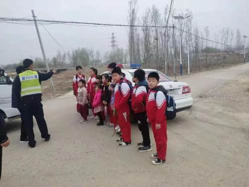 河北:三河市黑校車超員上路 三河交警及時(shí)發(fā)現(xiàn)依法查處 河北:三河市黑校車超員上路 三河交警及時(shí)發(fā)現(xiàn)依法查處