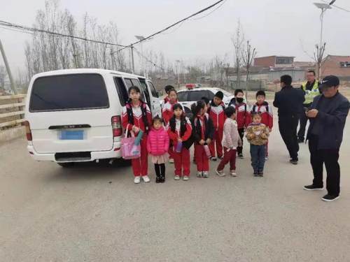 河北:三河市黑校車超員上路 三河交警及時(shí)發(fā)現(xiàn)依法查處 河北:三河市黑校車超員上路 三河交警及時(shí)發(fā)現(xiàn)依法查處