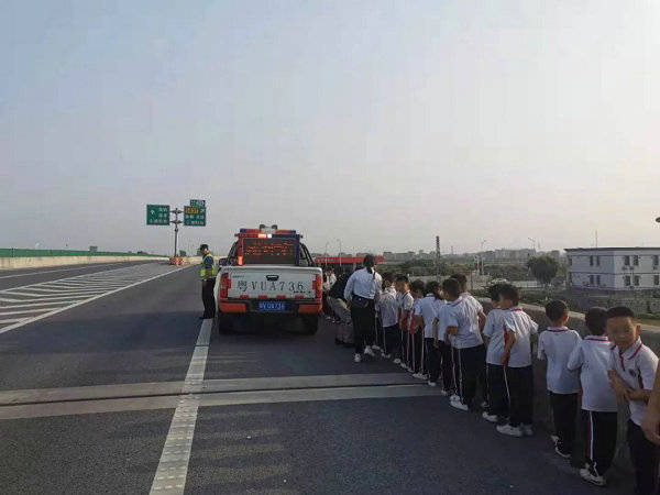 校車拋錨39名學(xué)生滯留 路政員筑“防護墻轉(zhuǎn)移 校車拋錨39名學(xué)生滯留 路政員筑“防護墻轉(zhuǎn)移
