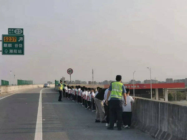 校車拋錨39名學(xué)生滯留 路政員筑“防護墻轉(zhuǎn)移 校車拋錨39名學(xué)生滯留 路政員筑“防護墻轉(zhuǎn)移