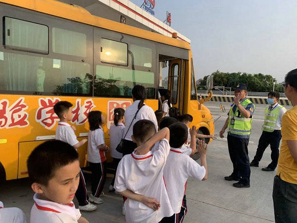 校車拋錨39名學(xué)生滯留 路政員筑“防護墻轉(zhuǎn)移 校車拋錨39名學(xué)生滯留 路政員筑“防護墻轉(zhuǎn)移