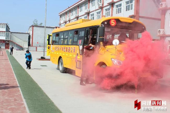 晨曦學(xué)校舉辦校車安全知識講座暨校車安全演練活動/ 晨曦學(xué)校舉辦校車安全知識講座暨校車安全演練活動