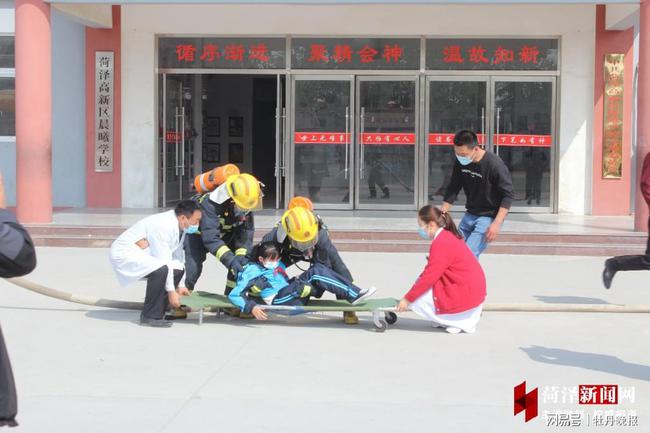 晨曦學(xué)校舉辦校車安全知識講座暨校車安全演練活動/ 晨曦學(xué)校舉辦校車安全知識講座暨校車安全演練活動