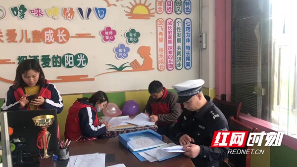 鳳凰縣:筑牢學(xué)生安全防線 持續(xù)開展校車頑瘴痼疾集中整治行動(dòng) 鳳凰縣:筑牢學(xué)生安全防線 持續(xù)開展校車頑瘴痼疾集中整治行動(dòng)