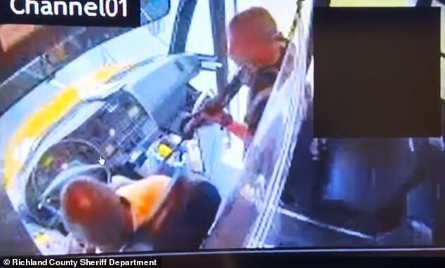 美國陸軍學(xué)員持槍逃離訓(xùn)練基地，劫持一輛載有18名學(xué)生校車