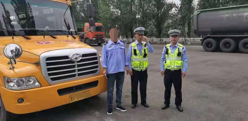 懷仁某公司校車違規(guī)跨區(qū)域接送學(xué)生被原平交警查獲/ 懷仁某公司校車違規(guī)跨區(qū)域接送學(xué)生被原平交警查獲