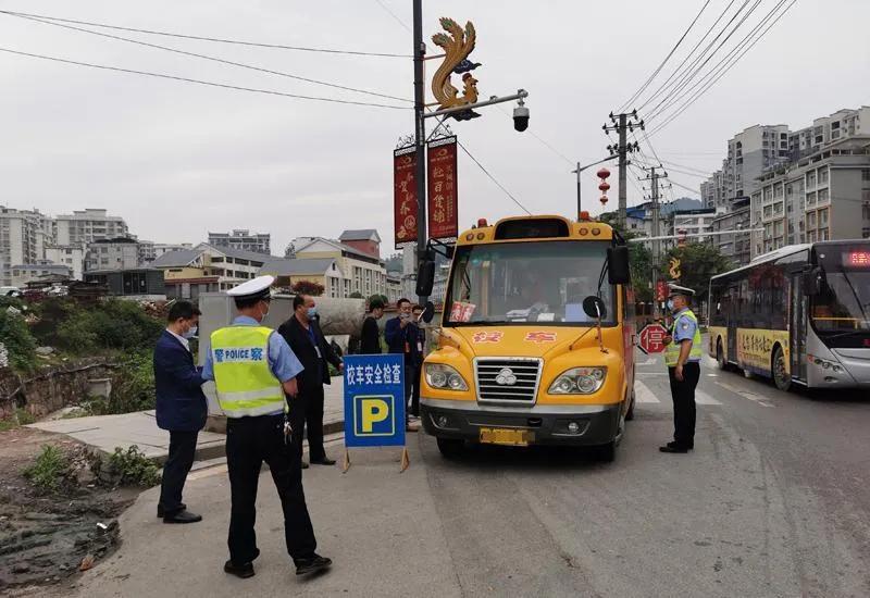 遷安一“校車”竟超載100% ，司機(jī)被判拘役并罰款！