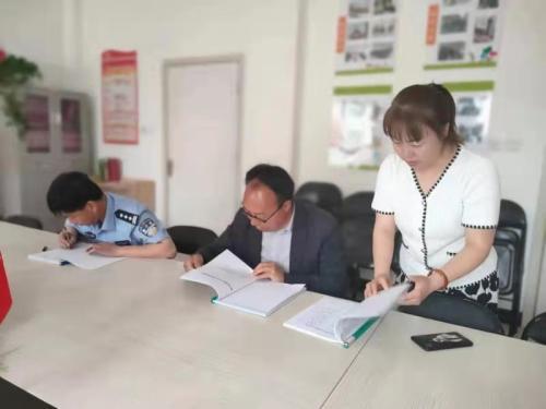 長武交警跟車督導(dǎo)校車 筑牢交通安全防線