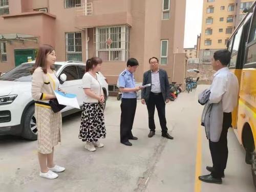 長武交警跟車督導(dǎo)校車 筑牢交通安全防線