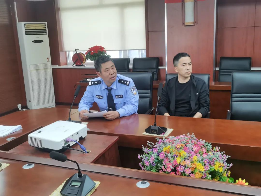 四平交管支隊(duì)鐵東大隊(duì)聯(lián)合鐵東教育局組織校車負(fù)責(zé)人、駕駛?cè)碎_展交通安全集中培訓(xùn)活動(dòng)