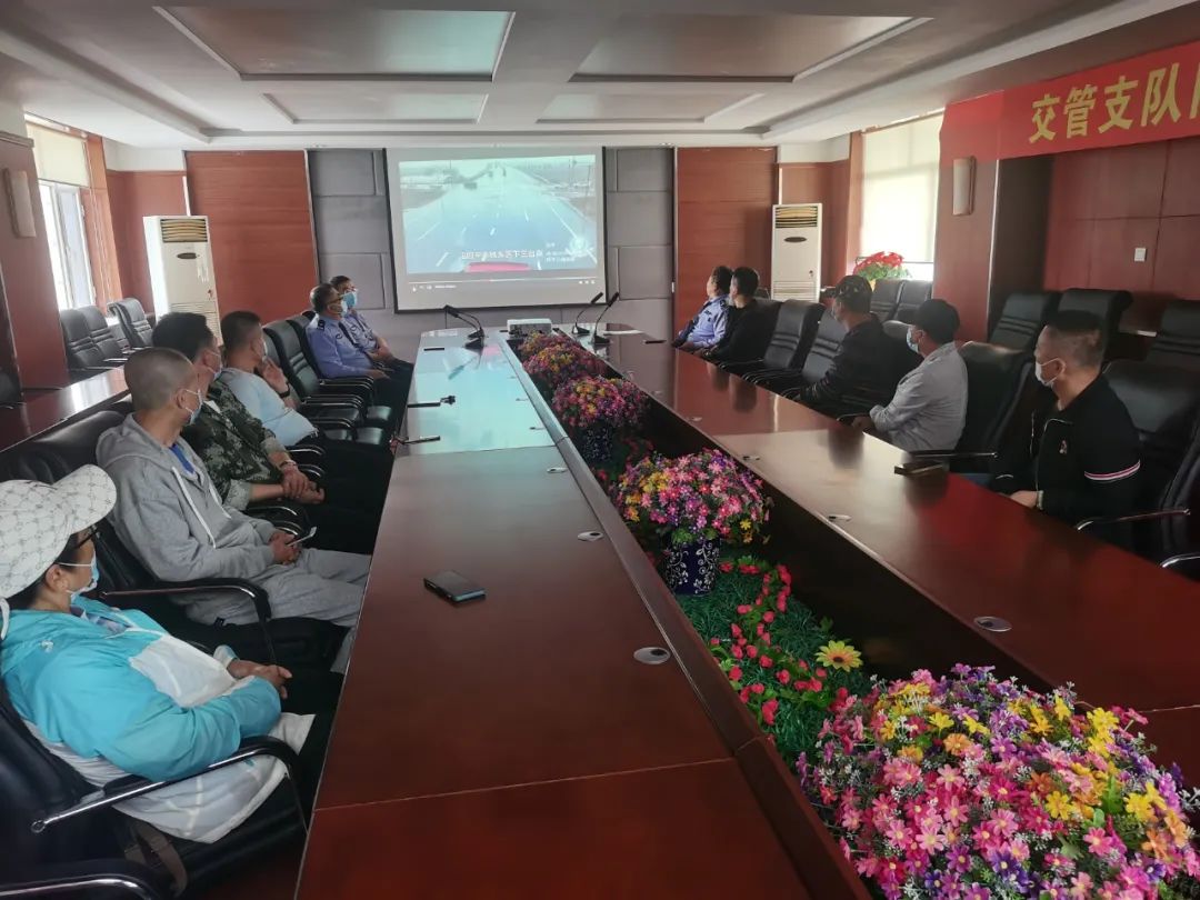 四平交管支隊(duì)鐵東大隊(duì)聯(lián)合鐵東教育局組織校車負(fù)責(zé)人、駕駛?cè)碎_展交通安全集中培訓(xùn)活動(dòng)